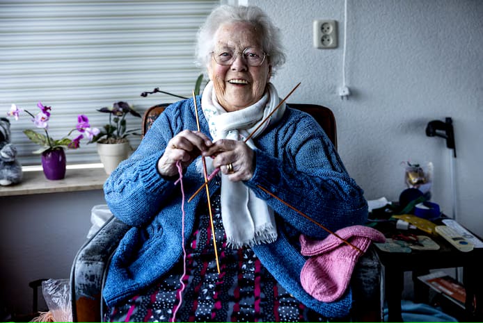 Wil Muskens breit sokken voor mensen die met hun been in het gips moeten. Zo blijven hun tenen lekker warm. © Angeliek de Jonge